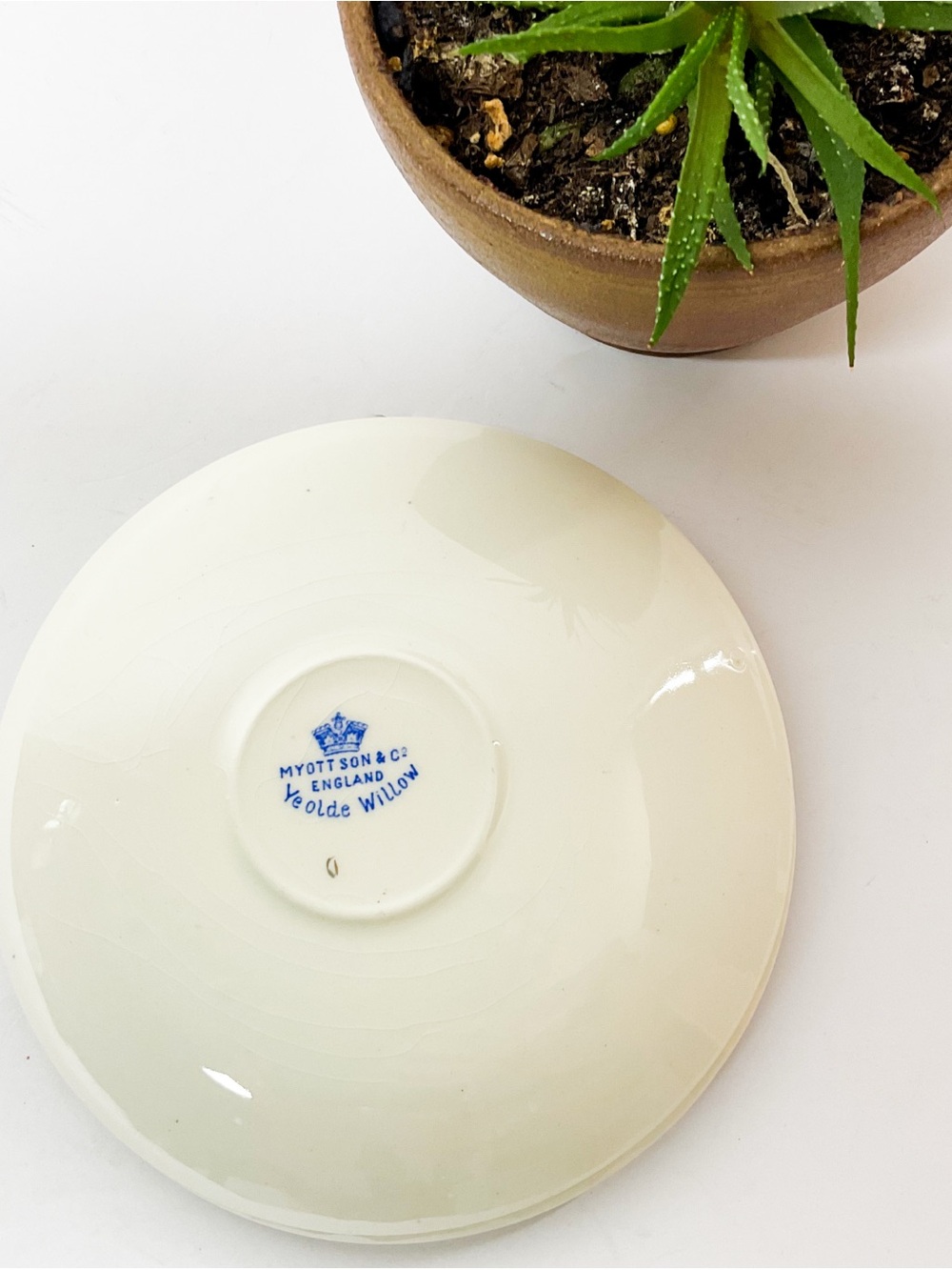 Blue Willow - Blue and White Porcelain Dessert Plates with Gold Trim - Set Of 3 - Picture 5 of 6